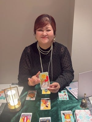 タロットを展開するあまね先生
